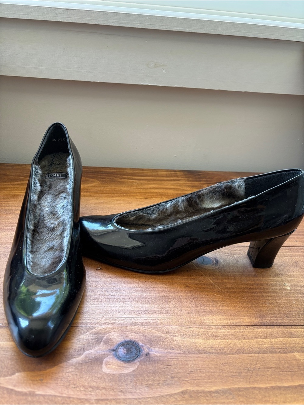 Stuart Weitzman | Black Patent Leather Pointed Toe Pumps Fur Inside Size 11